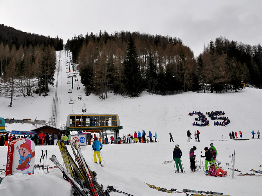 Blick über die Talstation auf die im Schnee gelegte Zahl 35.